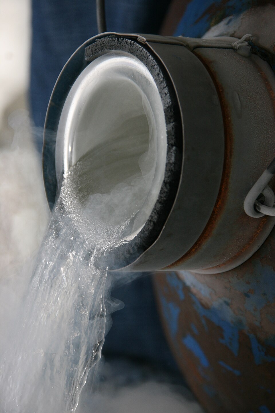 容器から出す液体窒素。白い霧は、周囲の空気中の水分が冷やされて生じます。