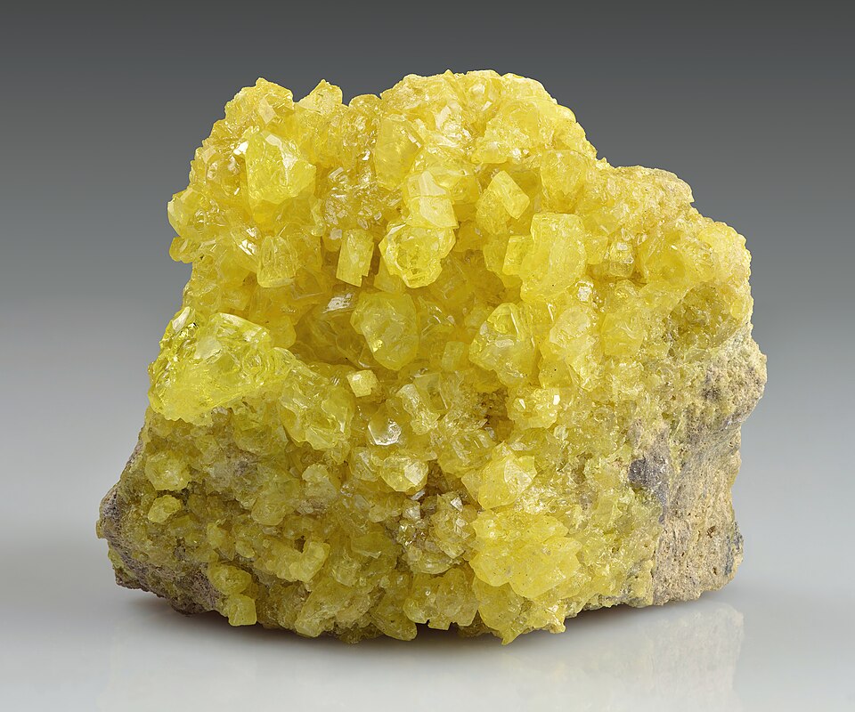 母岩に付いた黄色い硫黄の結晶（ボリビア産）。
