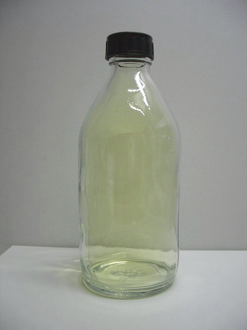 瓶に入った塩素ガス。気体の黄緑色に注目。