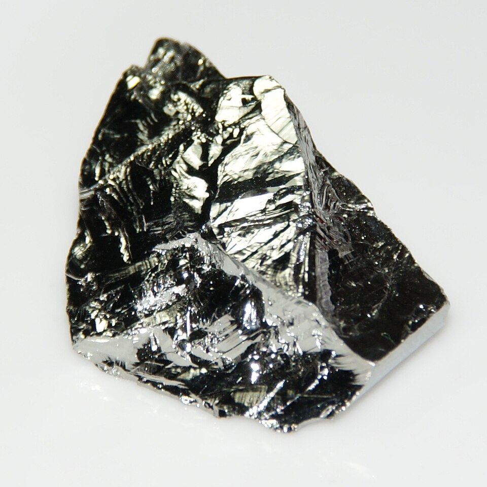 多結晶のゲルマニウム。灰色の金属光沢を示す半導体です。