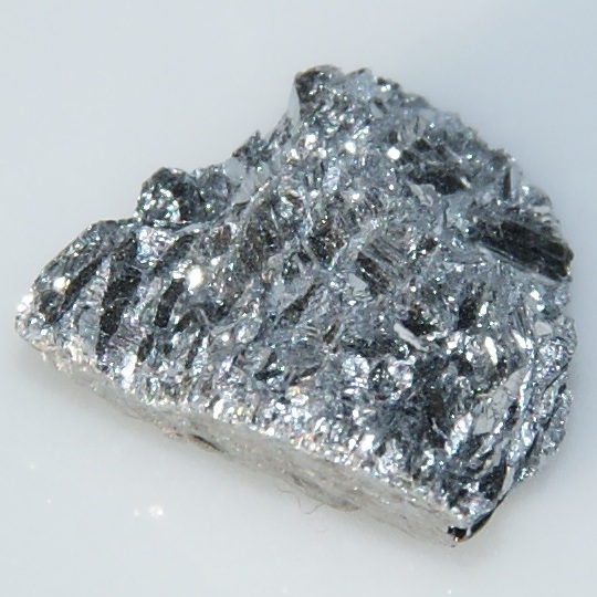 アンチモンの結晶。銀白色のもろい固体です。