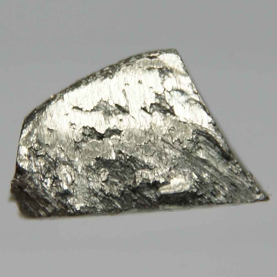 エルビウムの金属試料。